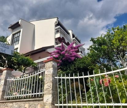 Villa m, Privatunterkunft im Ort Bijela, Montenegro